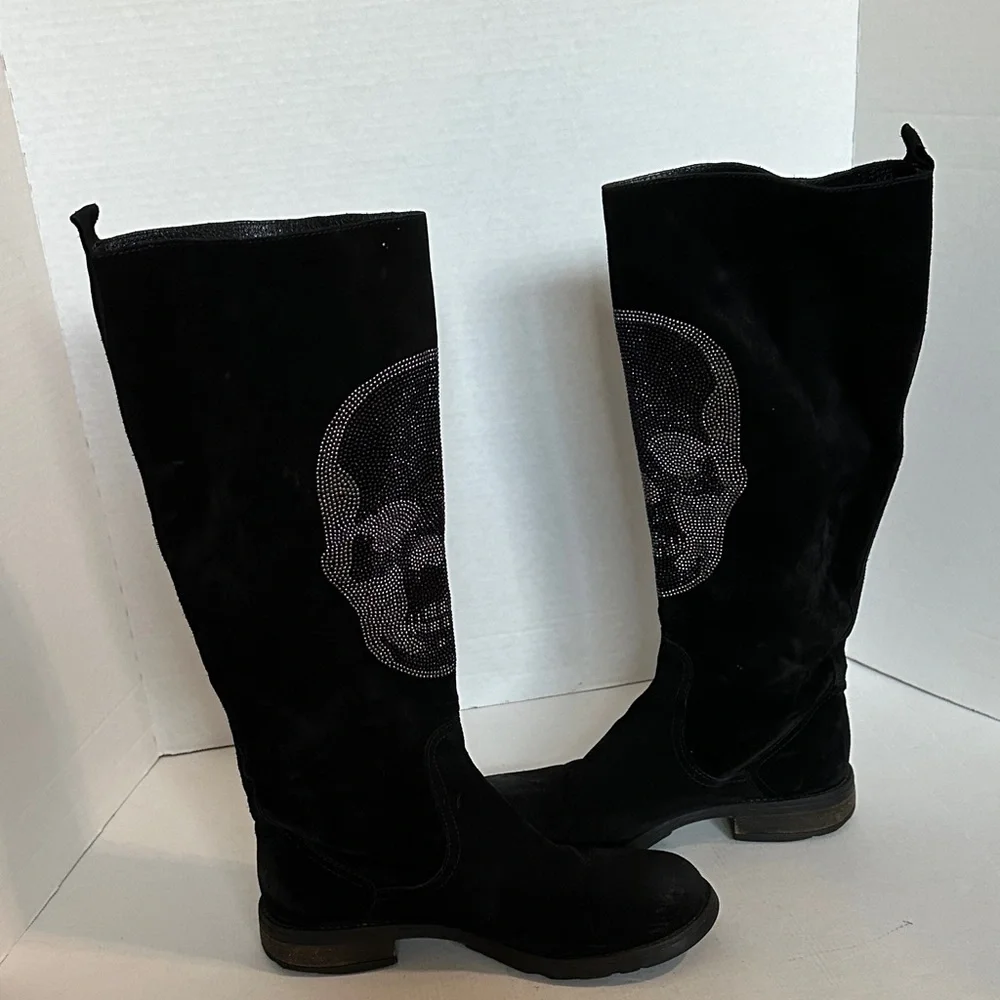 SESTO Muecci black tall boots made of suede material, bedazzled skull EUC 41